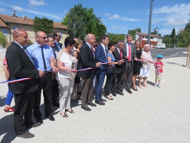 Le préfet inaugure le cœur de village